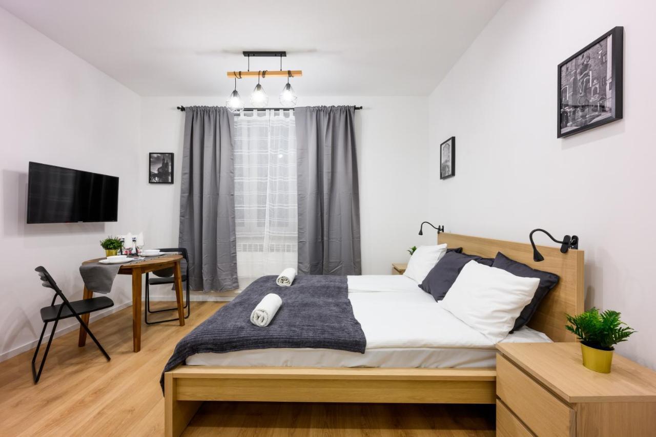 Cracow Rent Apartments - Spacious Apartments For 2-7 People In Quiet Area - Kolberga Street Nr 3 - 10 Min To Main Square By Foot Krakow Luaran gambar